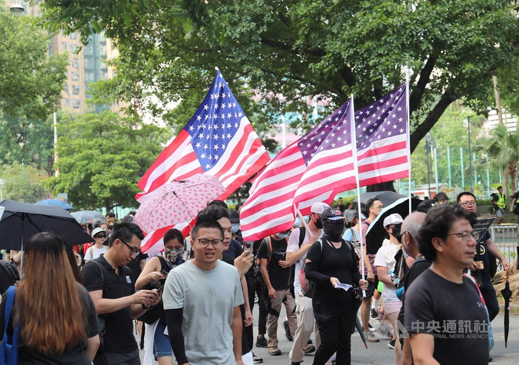 香港「反送中」運動持續延燒,10日下午舉行的大埔遊行雖遭警方否決,仍有大批市民自發性到場參與,還有與會人士特別帶著美國國旗一同遊行。中央社記者吳家昇攝 108年8月10日