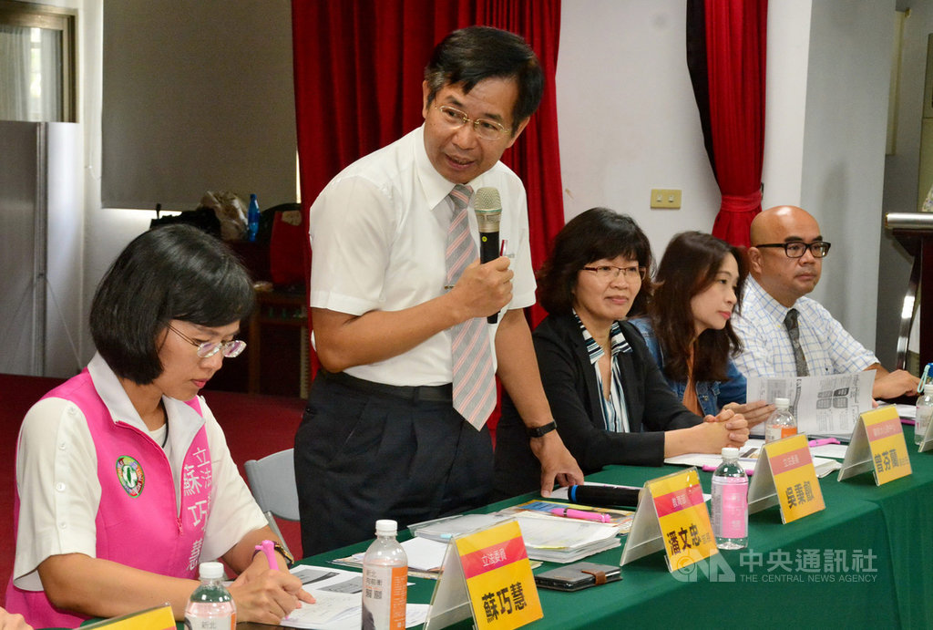 「108新課綱解析座談會」10日在新北市新莊區民安國小舉行,教育部長潘文忠(立者)應邀出席表示,新課綱盼能在生活過程中,以核心素養為基礎,培養學生更多思考、思辨能力。中央社記者黃旭昇新北市攝 108年8月10日