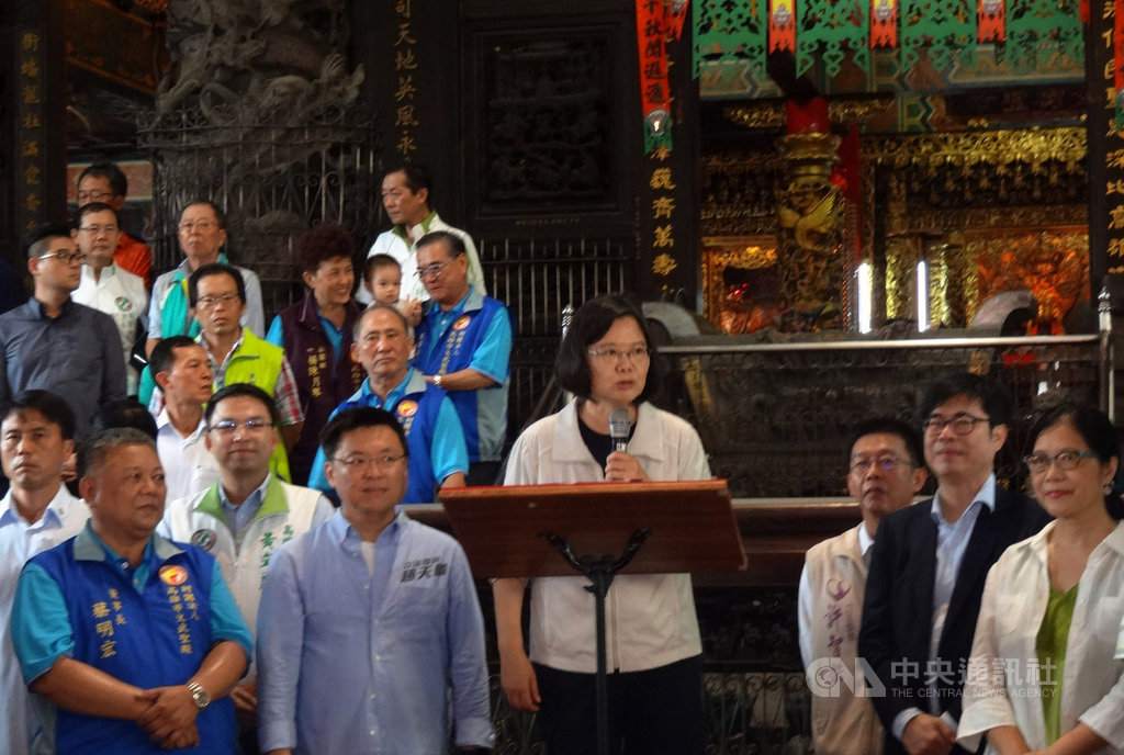 總統蔡英文(中)10日南下高雄文武聖殿參香致詞指出,睽違22年後編列平衡預算,歲入歲出打平,政府沒有借錢,這是一個負責任的政府,也是有財政紀律的政府。中央社記者陳朝福攝 108年8月10日