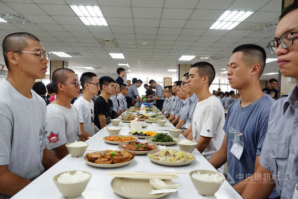 中央警察大學學士班今年報到率達9成,新鮮人10日在學長引領下,接受預備教育的考驗與挑戰,從用餐禮儀開始學習「當警察,就要從端正自己開始做起」。(警大提供)中央社記者邱俊欽桃園傳真 108年8月10日