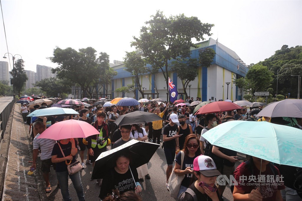 香港10日仍有「反送中」集會遊行活動,其中大埔遊行雖已遭警方否決,但仍有數千名市民自發性參加,他們多數身穿黑衣,不少人也撐傘到場響應。中央社記者吳家昇攝 108年8月10日