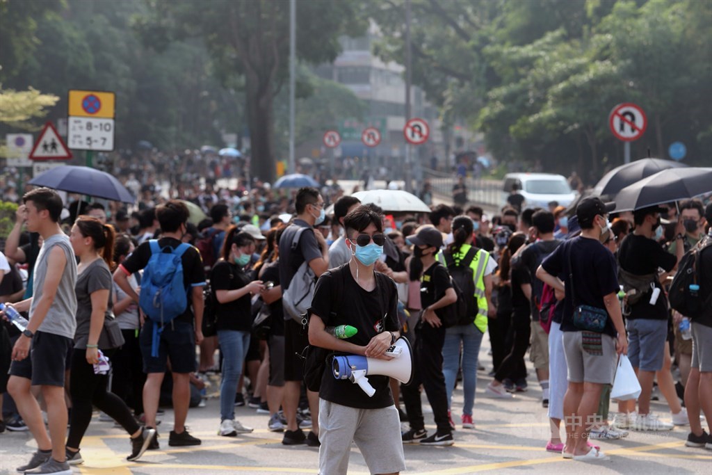 香港近期每週都有「反送中」活動,10日大埔遊行雖遭警方否決,但下午3時許現埸仍有大概4000人自發性聚集參與,展開遊行。中央社記者吳家昇攝 108年8月10日