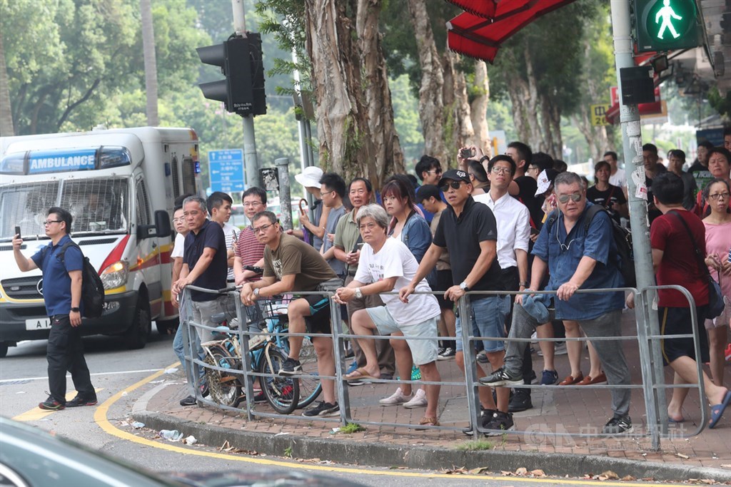 香港「反送中」運動未歇,10日下午舉行的大埔遊行雖遭警方否決,仍有大批市民自發性到場參與,沿途也有不少民眾停下腳步,關注這些遊行人士。中央社記者吳家昇攝 108年8月10日