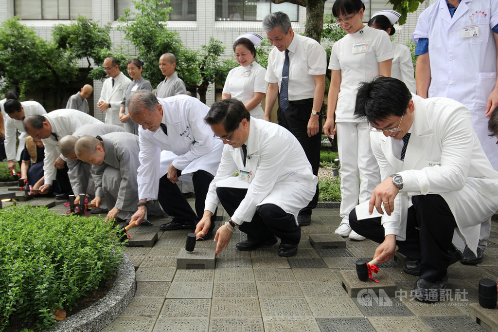 花蓮慈濟醫院3樓的空中花園,地面是用菲律賓籍發明家蔡昇倫研發的「淨斯福慧環保連鎖磚」鋪成。(花蓮慈濟醫院提供)中央社記者張祈傳真 108年8月10日