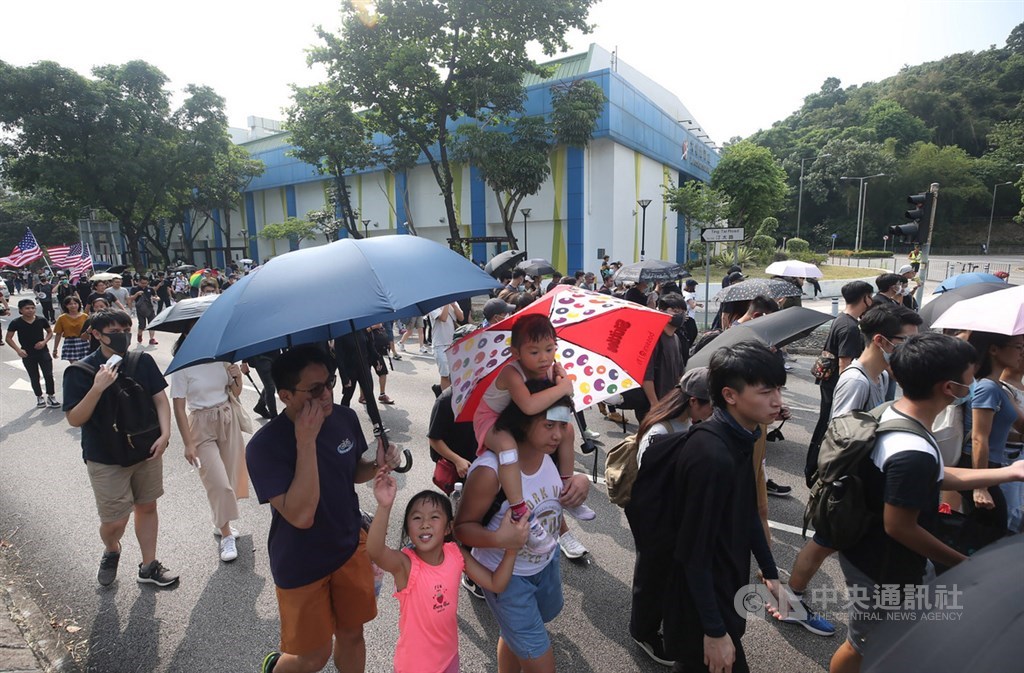 香港反送中活動持續延燒,10日的大埔遊行雖已遭警方否決,但下午仍有大批民眾自發性參加,除了大人,也有父母帶著孩子走上街頭響應。中央社記者吳家昇攝 108年8月10日