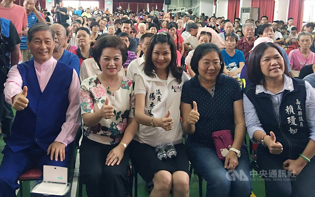 中華統一促進黨10日在嘉義縣民雄國中辦巡迴講座,總裁張安樂(前左)出席受訪時表示,2020年總統大選全黨將支持國民黨提名參選人韓國瑜。中央社記者葉子綱攝 108年8月10日