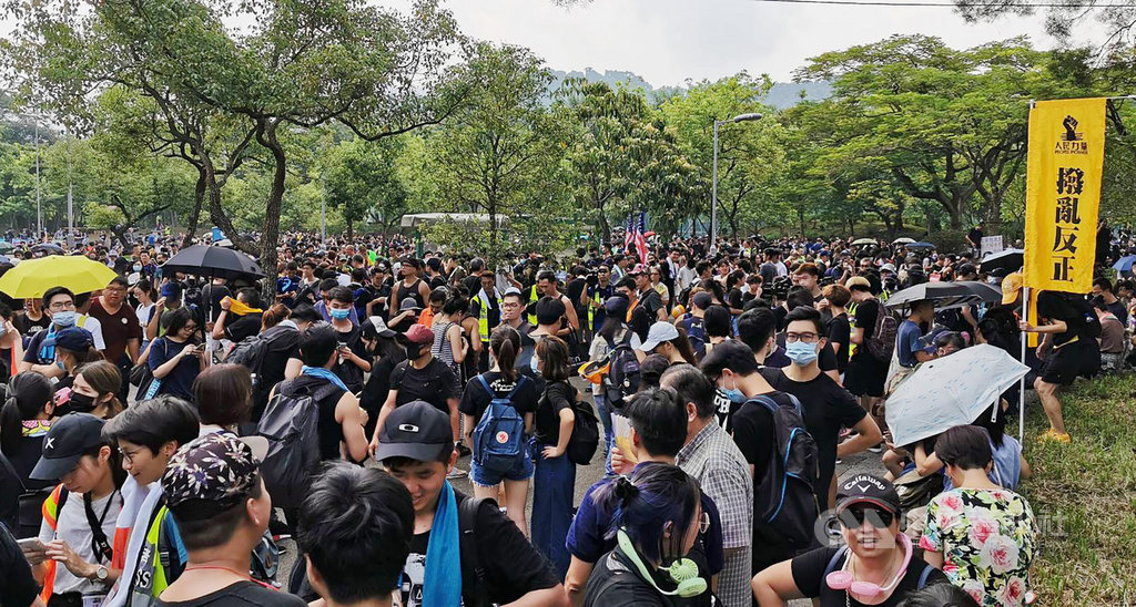 香港大埔10日再有「反送中」遊行,雖然警方此前已否決這場遊行申請,但仍有數千民眾自發參與。下午2時起,身著黑衣的示威者開始在原定起點大埔頭巴士站集結。中央社記者張謙香港攝 108年8月10日