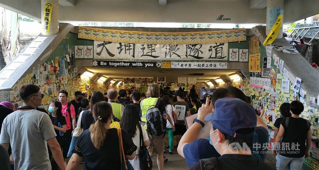 香港大埔遊行10日登場,示威者遊行繞經大埔市區後,於下午4點左右走進大埔墟火車站,但並未立即離去,而是走入附近的新達廣場等地。圖為示威者途經著名的大埔連儂隧道。中央社記者張謙香港攝 108年8月10日