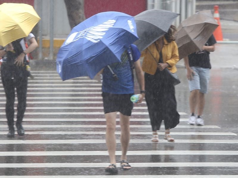 中央氣象局10日上午解除颱風利奇馬海上颱風警報,受颱風外圍環流及西南風影響,中南部應防大雨或豪雨。(中央社檔案照片)