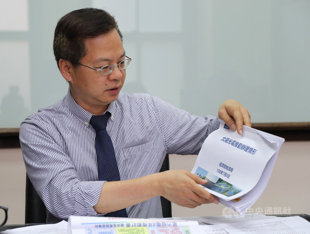 行政院政務委員龔明鑫分析,國際油價下跌趨勢明顯,加上電價穩定準備還有新台幣400多億元,目前電費漲價壓力不大。中央社記者張皓安攝 108年8月11日