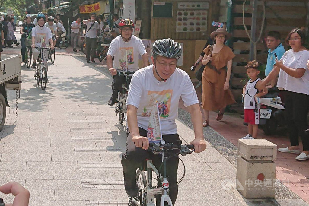 台北市長柯文哲(前)11日在台南安排「風騎雲湧」祈福漫遊行程,計畫以騎自行車方式造訪多間宮廟。中央社記者楊思瑞攝 108年8月11日