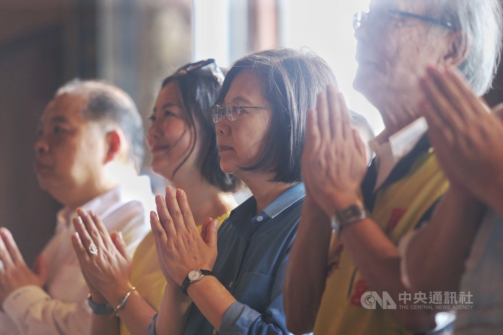 總統蔡英文(左3)11日前往北投關渡宮參拜,雙手合十致意。中央社記者徐肇昌攝 108年8月11日