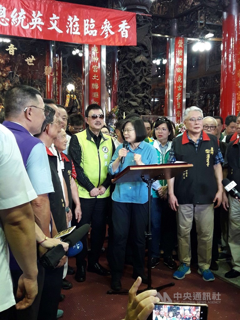 總統蔡英文(前右2)11日前往蘆洲湧蓮寺參香祈福,現任湧蓮寺主委、國民黨中評委陳宏昌(前右)陪同。中央社記者范正祥攝 108年8月11日