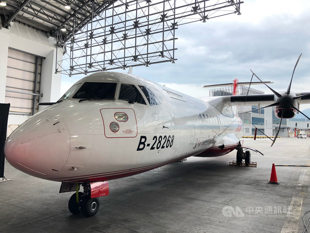 遠東航空12日上午舉辦「MD除役暨新制服發表」記者會,為展現汰舊換新、重視飛安決心,目前8架MD客機中,有4架預計於2020年前完成舊機汰換,未來也將陸續引進ATR72-600客機(圖)。中央社記者王飛華攝 108年8月12日