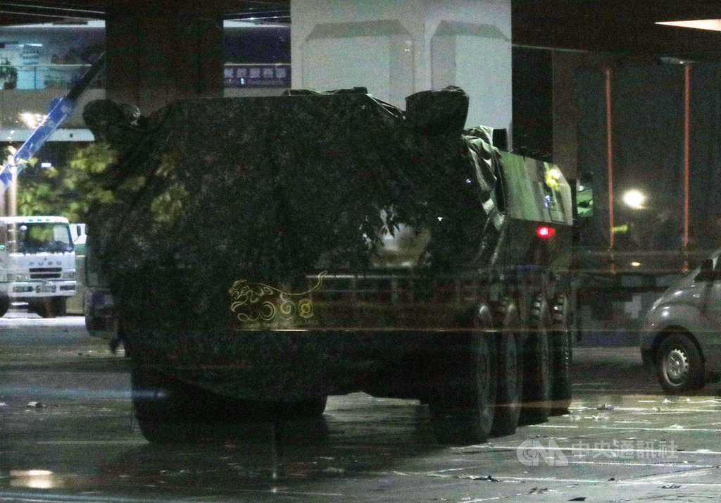 台北國防工業展15日將登場,雲豹八輪甲車M2樣車12日凌晨已透過板運方式從南投集集進駐台北世貿一館。(民眾提供)中央社記者游凱翔傳真 108年8月12日