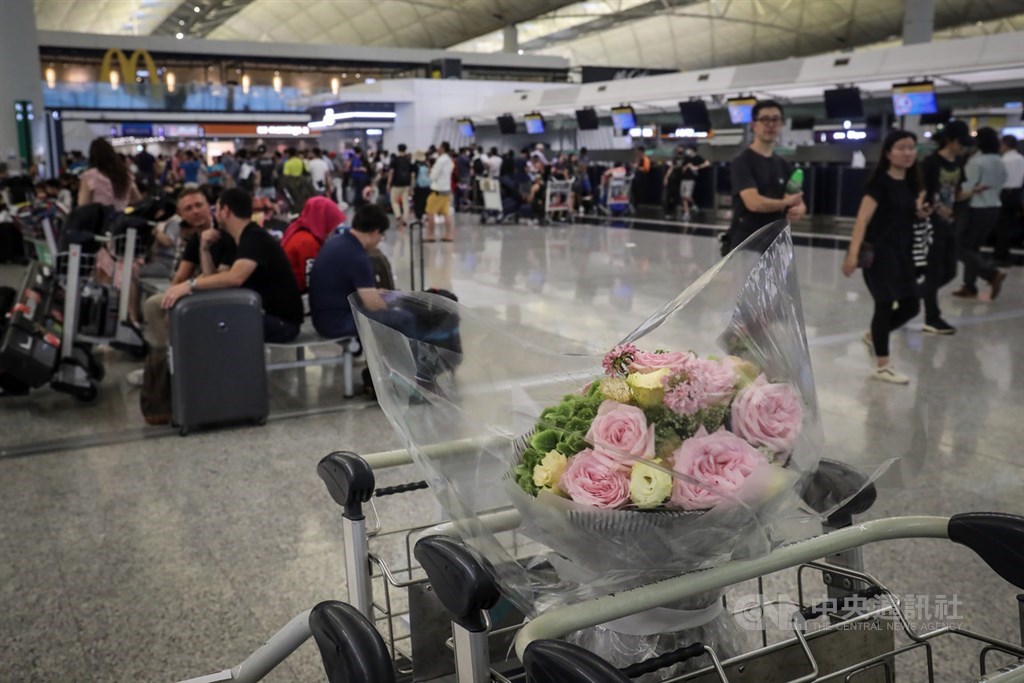 香港機場管理局12日下午表示,受機場集會影響,除已完成航班登機的離港航班及正前往香港的抵港航班,其餘航班全部取消,所有登機服務即時暫停。許多旅客滯留機場,無法辦理登機。中央社記者吳家昇攝 108年8月12日