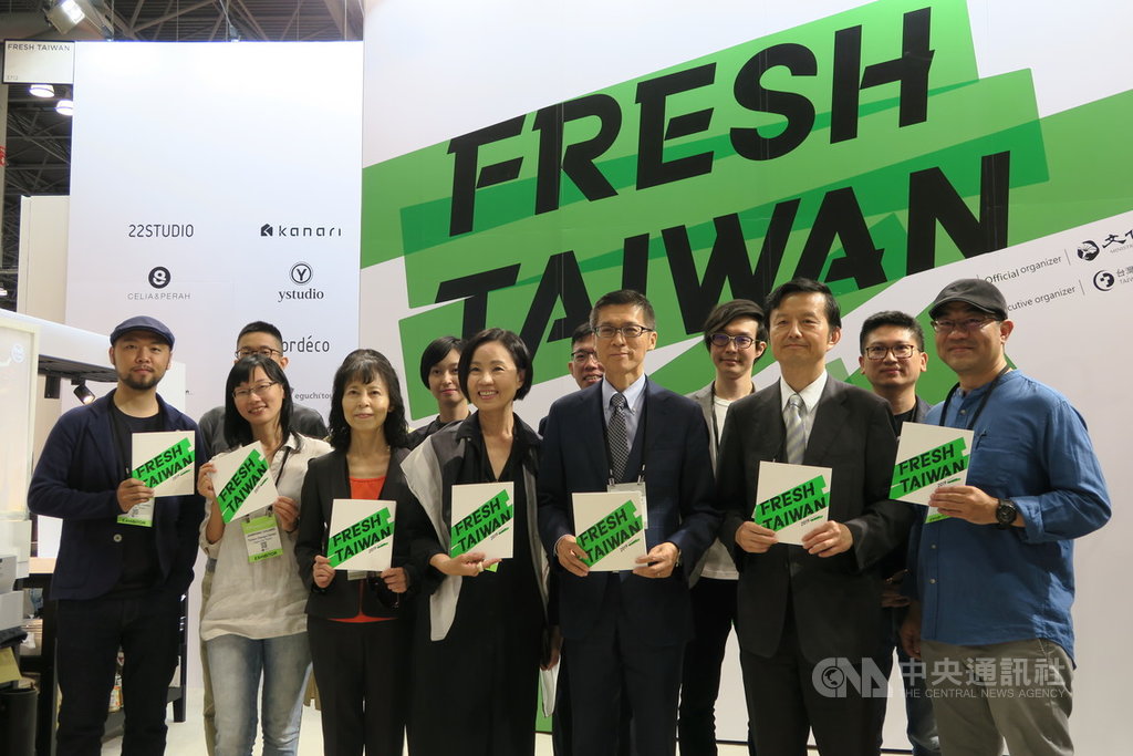 2019紐約禮品展夏季展11日登場,以Fresh Taiwan為名的台灣館連4年亮相,駐紐約辦事處副處長楊光彬(前右3)與參展廠商代表等人合影。中央社記者尹俊傑紐約攝 108年8月12日