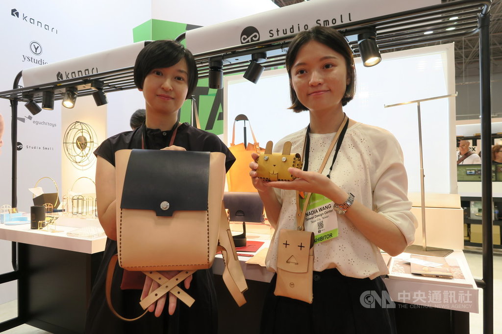 2019紐約禮品展夏季展11日登場,思謀研器公司創辦人徐華憶(左)展示旗下品牌Studio Smoll運用摺線讓消費者自行組裝的皮包。中央社記者尹俊傑紐約攝 108年8月12日