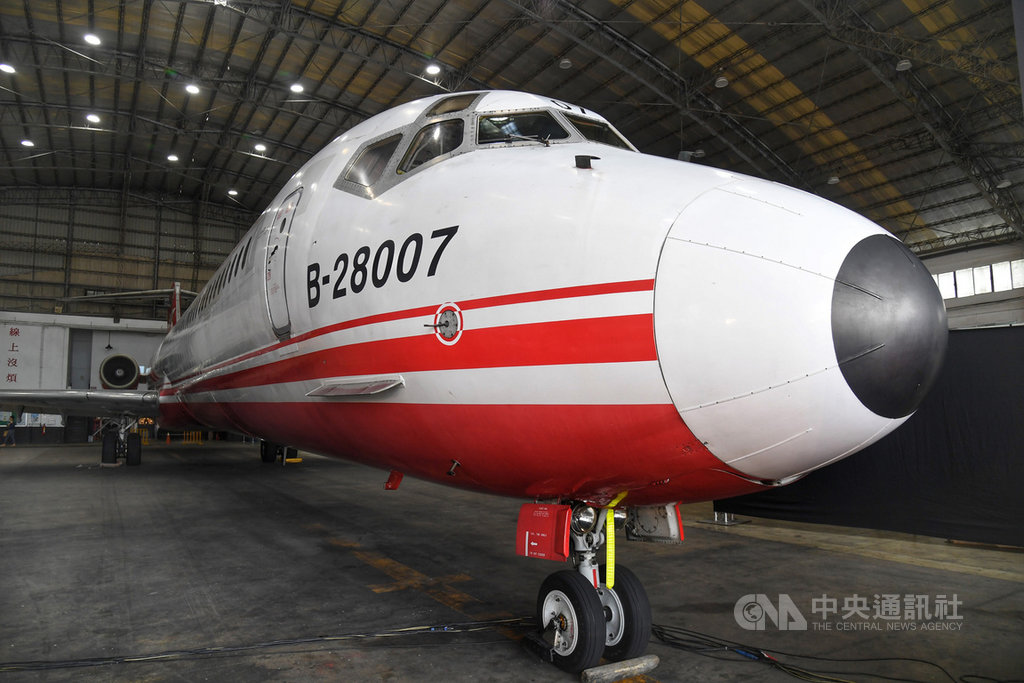 遠東航空董事長張綱維12日表示,為展現汰舊換新、重視飛安決心,目前8架MD客機中,有4架預計於2020年前完成舊機汰換。圖為遠東航空除役的老舊MD-83型客機。中央社記者王飛華攝 108年8月12日