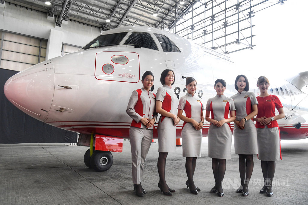 遠東航空12日在台北發表空服員新制服,以「太空科技」為設計理念,強調功能性與俐落外觀,讓制服呈現科技未來感。後方為遠東航空新引進的ATR72-600客機,將逐步淘汰老舊的MD客機。中央社記者王飛華攝 108年8月12日