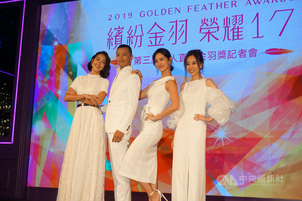 「第三屆華人直播金羽獎」12日公布主持人名單,由劉容嘉(右起)、Janet(謝怡芬)、黃鴻升擔任典禮主持人;李霈瑜(左)及吳建恆擔任紅毯主持人。中央社記者陳秉弘攝 108年8月12日