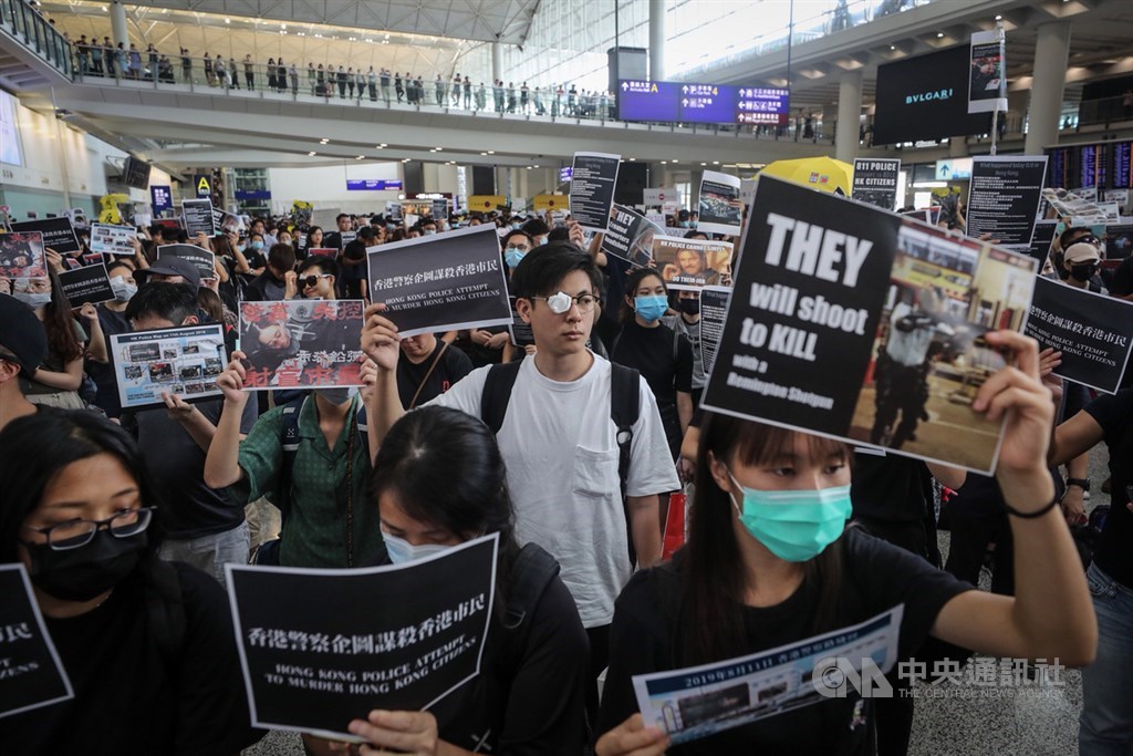 香港「反送中」抗爭11日遭警方空前強勢鎮壓,一名示威女子遭射爆右眼引發黑衫軍強烈憤慨,12日中午1時號召全民罷工塞爆機場,抗議「香港警察企圖謀殺香港市民。」中央社記者吳家昇攝 108年8月12日