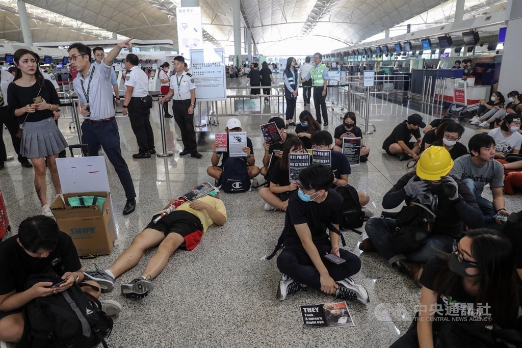 香港「反送中」抗爭11日遭警方空前強勢鎮壓,一名示威女子遭射傷右眼,引發黑衫軍強烈憤慨,12日中午1時號召支持者全面罷工聚集機場,要求「黑警還眼」、「五大訴求,缺一不可」。中央社記者吳家昇攝 108年8月12日
