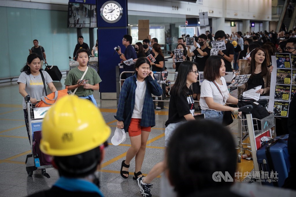 香港「反送中」抗爭延燒,有網民號召12日中午1時全民罷工塞爆香港機場,要「黑警還眼」;許多民眾響應前往舉標語示威,恐將衝擊機場營運。中央社記者吳家昇攝 108年8月12日