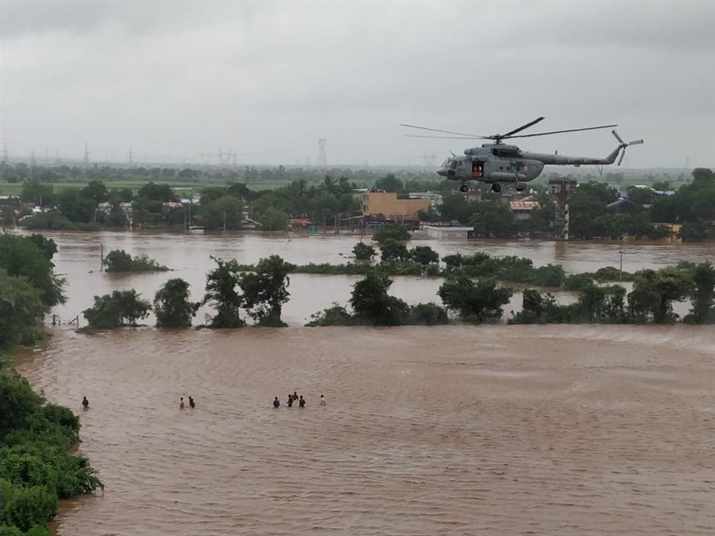 雨季帶來的連日大雨重創印度,印度國家災害應變部隊與空軍部隊聯手展開救援。(圖取自twitter.com/IAF_MCC)