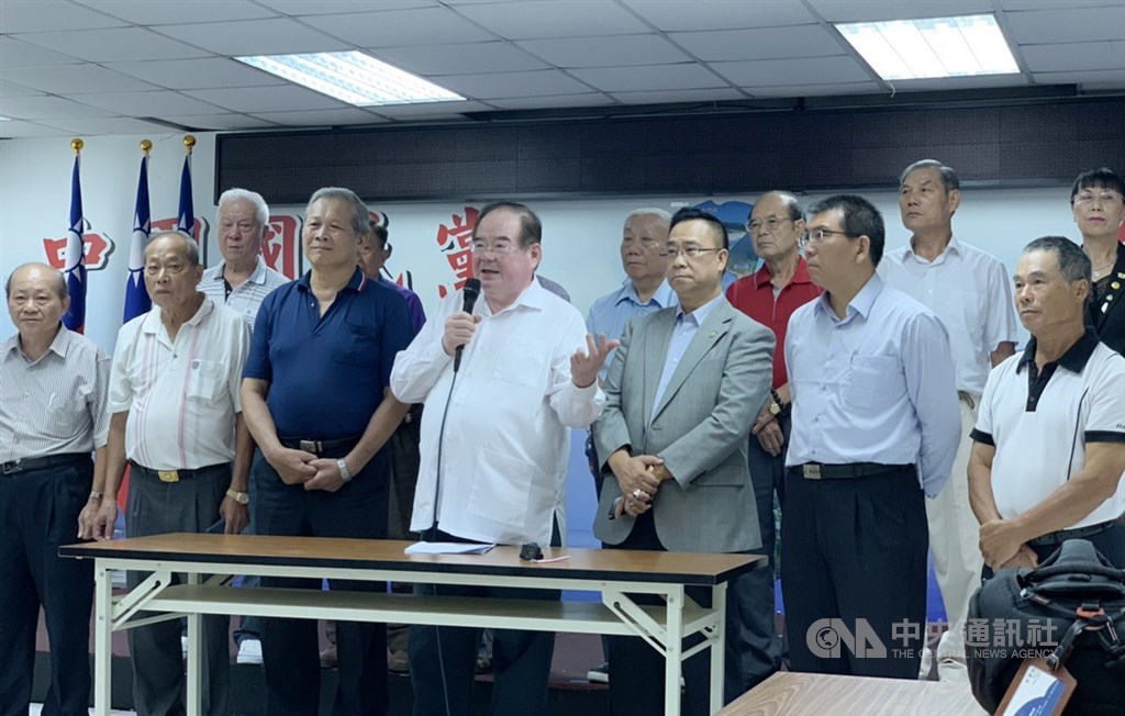 國民黨中評委陳宏昌批評國民黨提名總統參選人韓國瑜,國民黨新北市黨部決議開除陳宏昌黨籍,國民黨新北黨部主委李乾龍(前中)表示,若陳宏昌這3天有道歉,中央應該會有其他考量。中央社記者葉臻攝 108年8月12日
