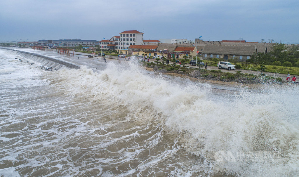 颱風利奇馬重創中國大陸浙江等省市後,11日二次登陸山東也造成嚴重災情。圖為山東榮成沿海掀起巨浪。(中新社提供)中央社 108年8月12日