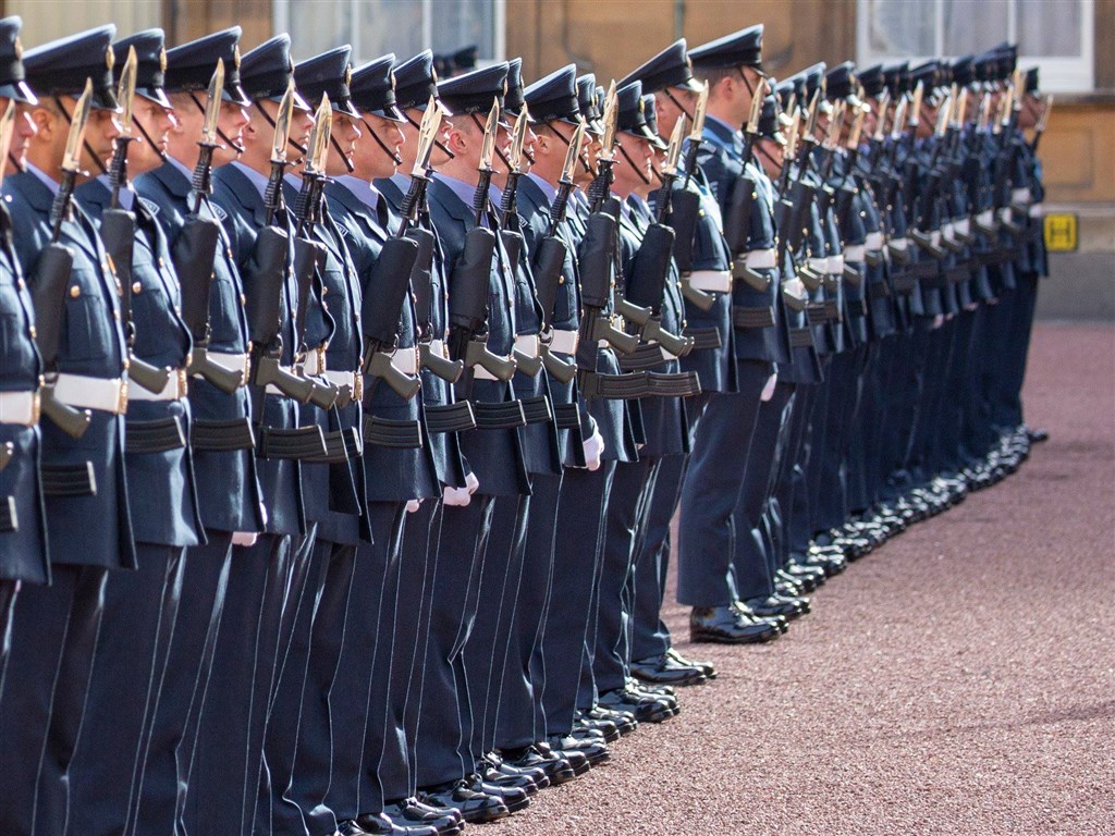 英國皇家空軍成立101年來,將首次全面開放「鬚禁」,允許空軍留鬍鬚。(圖取自facebook.com/royalairforce)