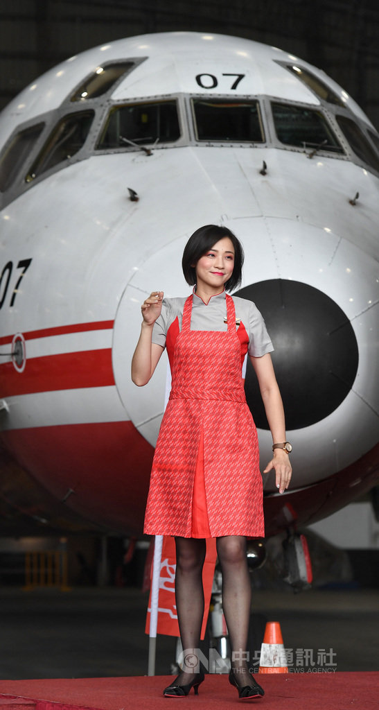 遠東航空12日舉辦「MD除役暨新制服發表」記者會,董事長張綱維在會中表示,為了展現汰舊換新、重視飛安決心,除了大動作更換新制服,更大幅提前飛機汰舊換新時程。後方為遠東航空除役的老舊MD客機。中央社記者王飛華攝 108年8月12日