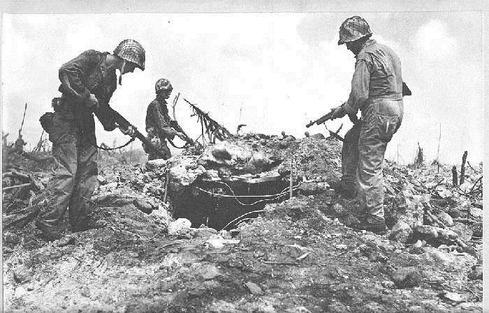 1944年被美軍攻佔的馬紹爾群島在二戰後由美國託管,屬於太平洋群島託管地其中一區。圖為美軍在馬紹爾群島的瓜加林環礁檢查敵人碉堡。(圖取自維基共享資源,版權屬公有領域)