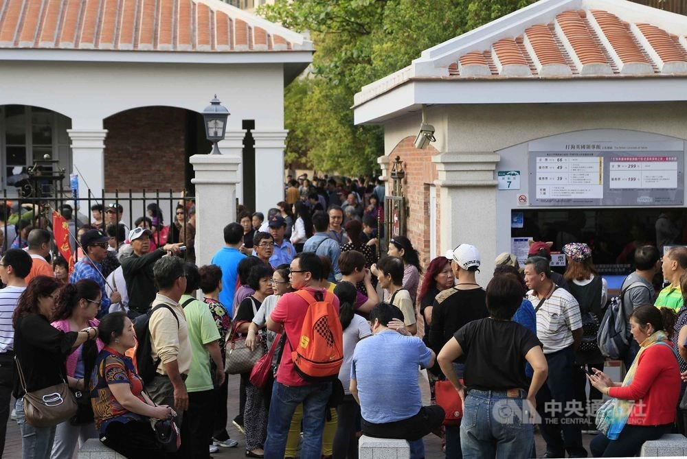 中國國民黨證實派員赴陸溝通陸客自由行喊停,並指政府只會雙手一攤,無力解決問題。陸委會發言人邱垂正回應表示,阻礙兩岸交流的始作俑者是對岸。圖為陸客來台參觀打狗英國領事館文化園區。(中央社檔案照片)