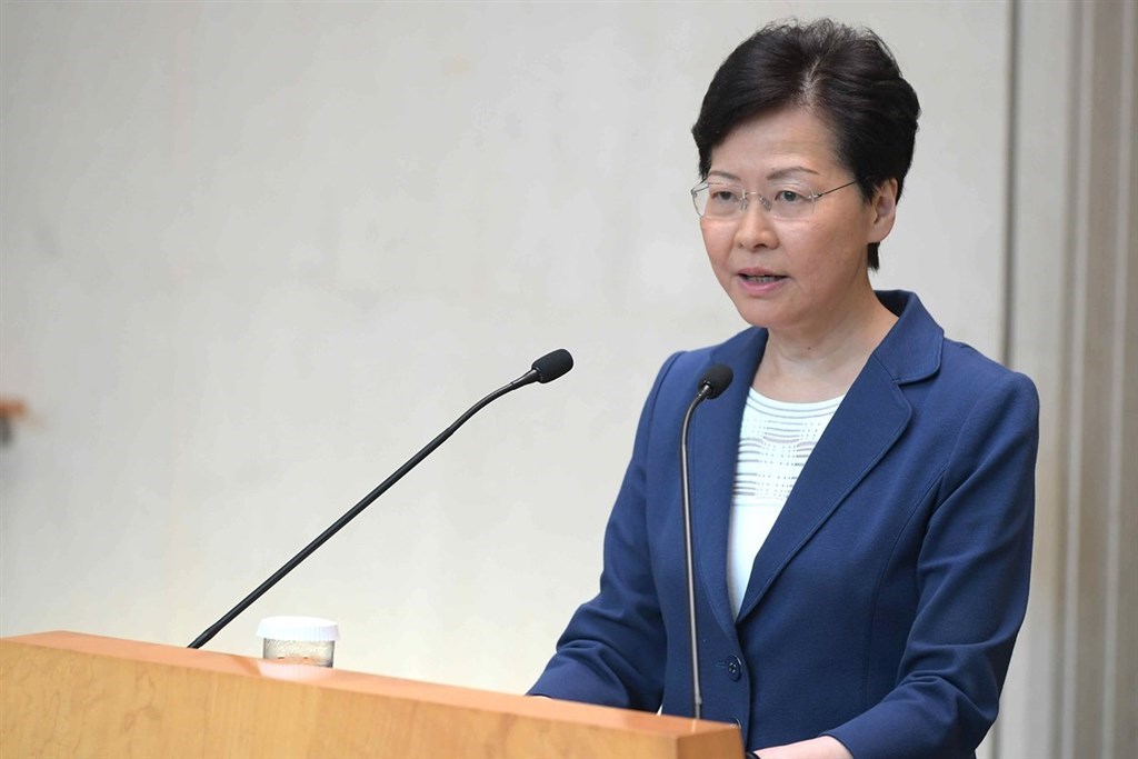 法新社報導,香港行政長官(特首)林鄭月娥13日發表完準備好的聲明稿,不久之後,台下記者就以粵語和英語開始猛烈發問。(圖取自香港政府新聞網網頁news.gov.hk)