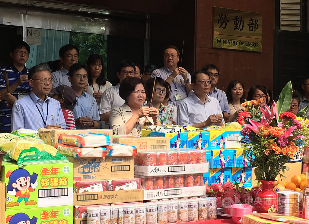基本工資審議委員會14日將舉行,勞動部長許銘春(前中)13日在勞動部中元普渡儀式前受訪表示,還是希望基本工資能調升,但仍會尊重審議委員決定。中央社記者吳欣紜攝 108年8月13日