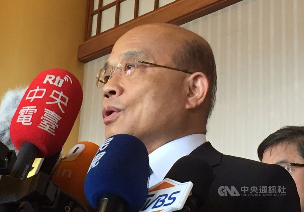 行政院長蘇貞昌(前)13日受訪指出,香港人為了反送中走上街,卻遭暴力對待,少女甚至被射瞎眼睛,他深感痛心,呼籲民眾關心香港,此事更顯守護台灣民主自由非常重要。中央社記者楊淑閔攝 108年8月13日