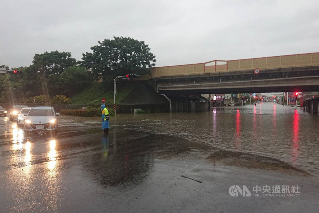 台南地區12日晚間開始下起大雷雨,東區裕農路與仁德區太子路口的國道1號涵洞下方積水無法通行,13日警方到場疏導交通。中央社記者楊思瑞攝 108年8月13日