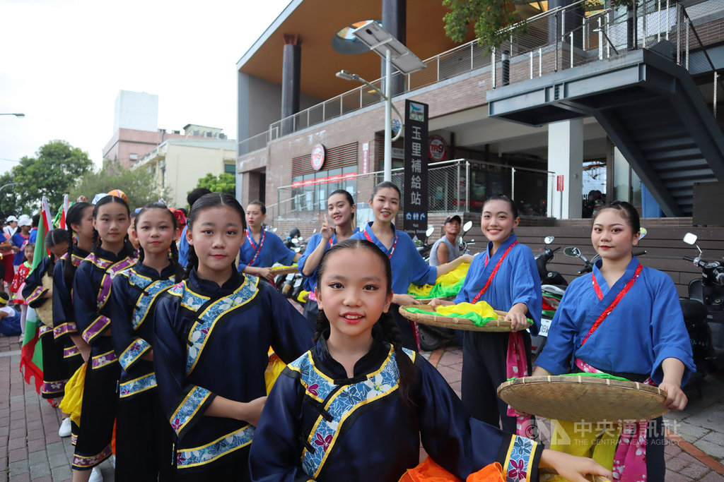 法國布列塔尼土風舞團與來自高雄六堆哈旗鼓藝術團(圖)等,13日下午從玉里火車站出發,踩街至鎮上圓環廣場表演。中央社記者李先鳳攝 108年8月13日