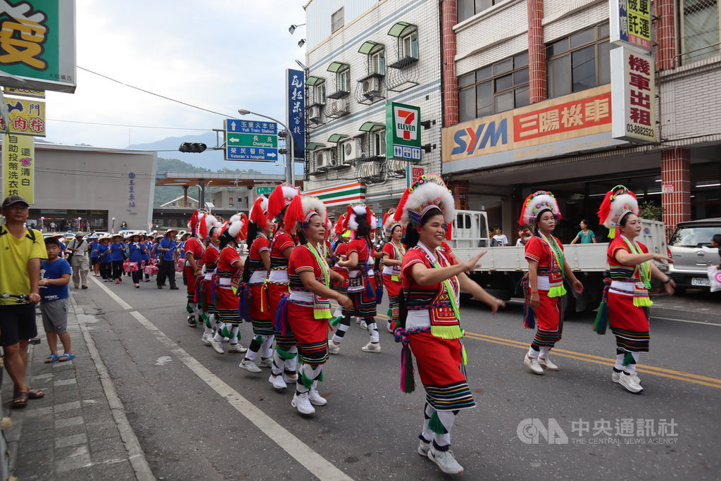 法國布列塔尼的土風舞團13日到花蓮玉里表演,與在地的原住民舞蹈團(圖)等一起從玉里火車站出發,踩街至鎮上圓環廣場表演,各個團體都精心打扮,穿上別具特色的服裝,沿街表演簡單舞步和樂器。中央社記者李先鳳攝 108年8月13日