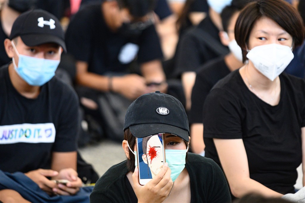 「反送中」示威者13日再到機場集會,據報導,2時左右,在接機大廳約有千人聚集。(法新社提供)