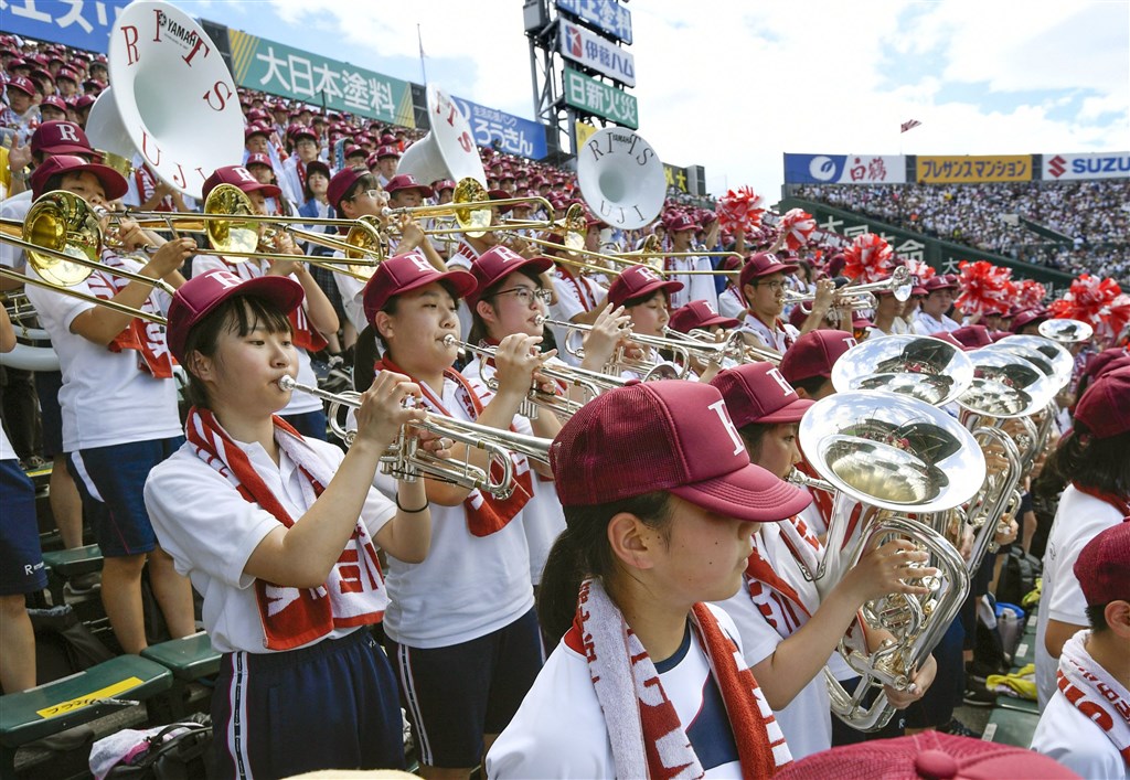 日本夏季甲子園13日進行第8天賽事,立命館宇治高校管樂隊吹響「京阿尼」人氣作品「吹響吧!上低音號」主題曲。(共同社提供)