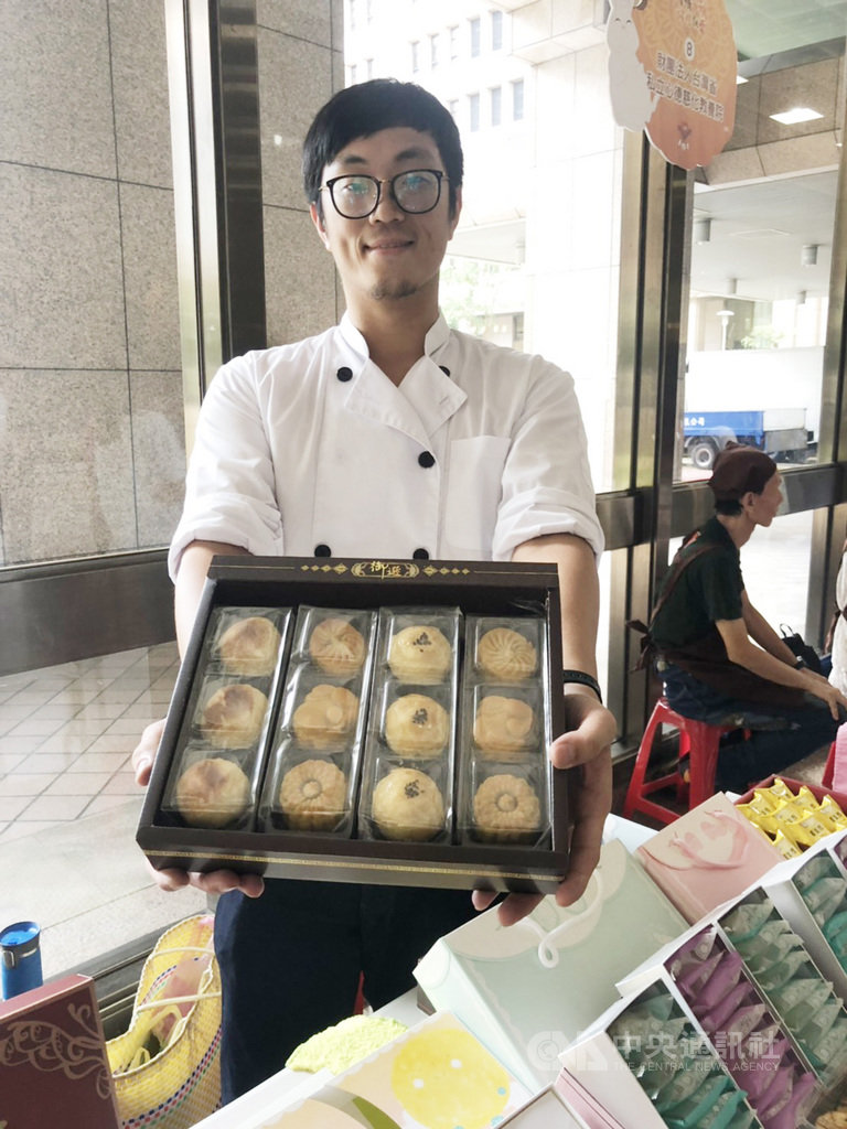 34歲的中華民國聽語障者關懷協會理事長鄭易嘉,出生時就有嚴重的聽力障礙,學任何事都得比常人多花數倍時間,但也能加倍專心,因著對烘焙的熱愛,高中就奪下全國身心障礙技能競賽的蛋糕裝飾金牌獎,更代表台灣出賽國際賽事,走出自己的路。中央社記者張茗喧攝 108年8月13日