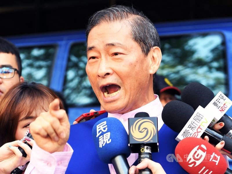 台北地檢署13日偵查終結,依違反政治獻金法、業務侵占、稅捐稽徵法等罪起訴統促黨總裁張安樂(中)、張瑋父子等人。(中央社檔案照片)