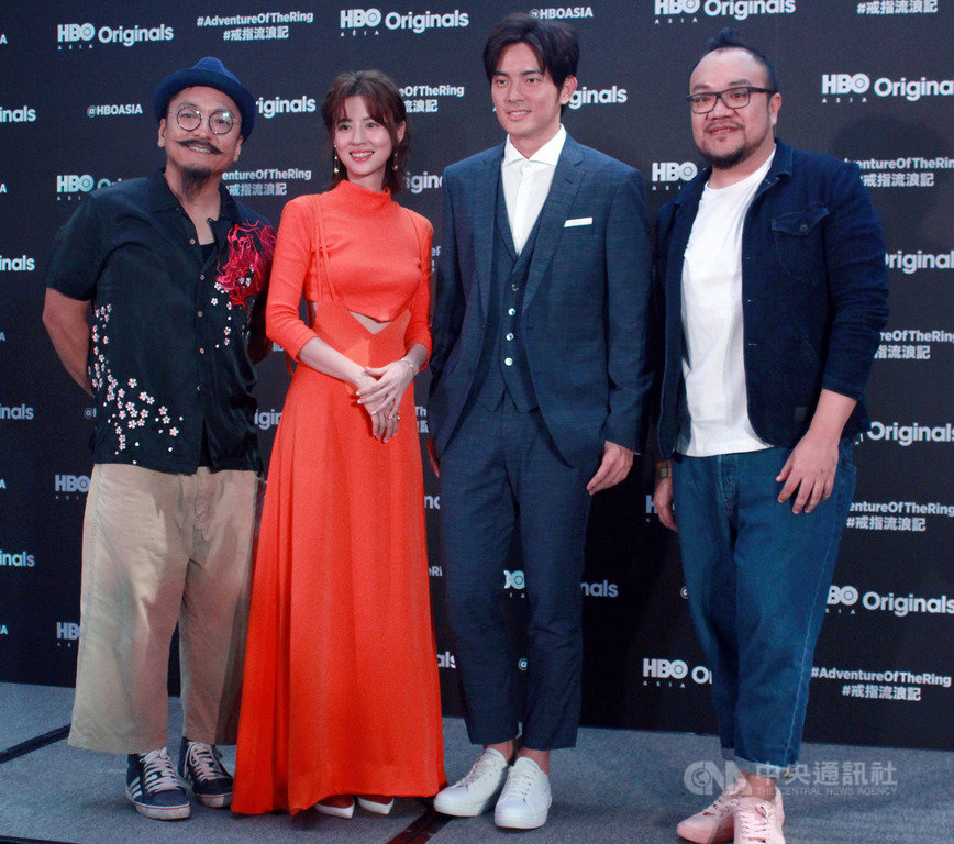 HBO Asia全新原創都會愛情劇「戒指流浪記」開拍記者會13日在台北舉行,導演北村豐晴(左起)、演員林予晞、宥勝及製作人葉天倫出席。中央社實習記者朱俋圜攝 108年8月13日