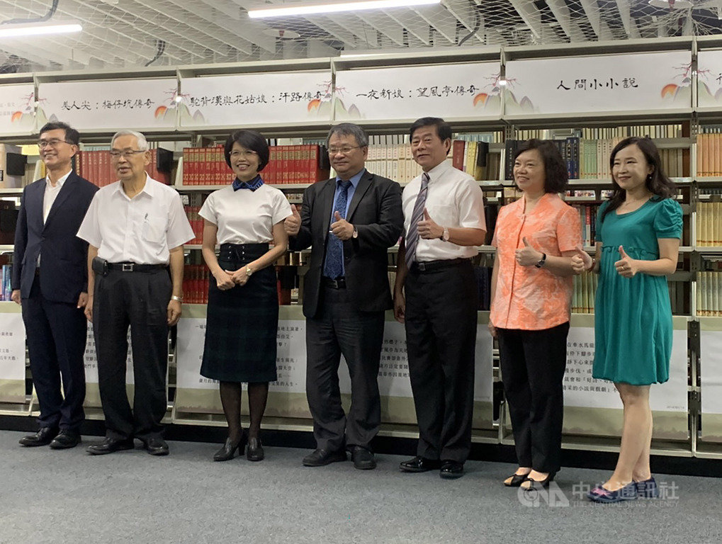 國立台灣圖書館特聘國立中正大學中文系教授王瓊玲(左3)擔任首名駐館作家,王瓊玲也慨贈大批珍貴圖書,14日舉行捐贈儀式,館方也頒贈王瓊玲聘書及感謝狀。中央社記者陳政偉攝 108年8月14日