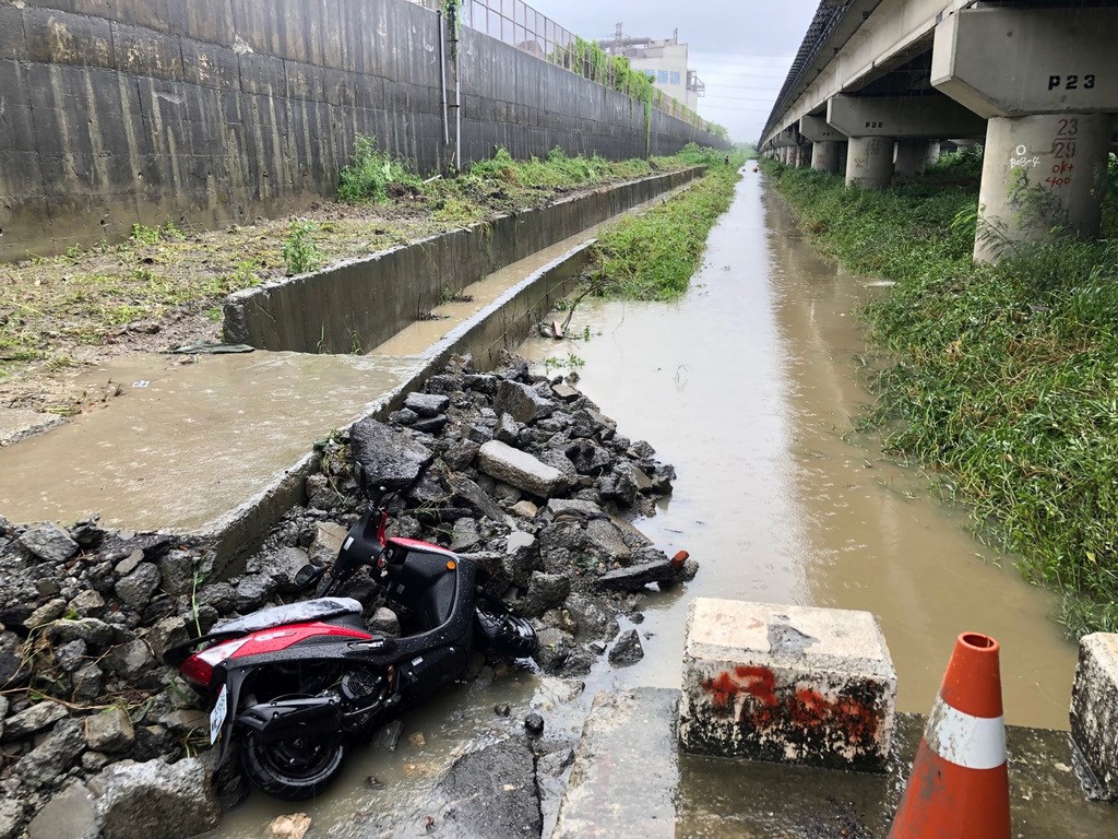 高雄14日大雷雨積淹水,造成一名林姓女騎士疑經過一處工地涉水滑倒遭沖走,被尋獲時氣絕身亡。(高市議員高閔琳提供)中央社