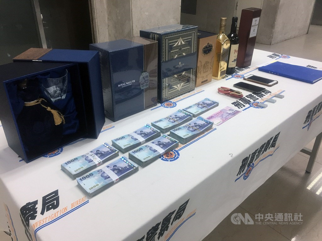 檢警追查竊電案,14日在台北舉行「破獲『台電版無間道、稽查我最大』竊電集團案」記者會,宣布12日已將涉嫌呂男、陳男等4人查緝到案,並查扣現金新台幣68萬餘元、洋酒禮盒等贓證物。中央社記者黃麗芸攝 108年8月14日