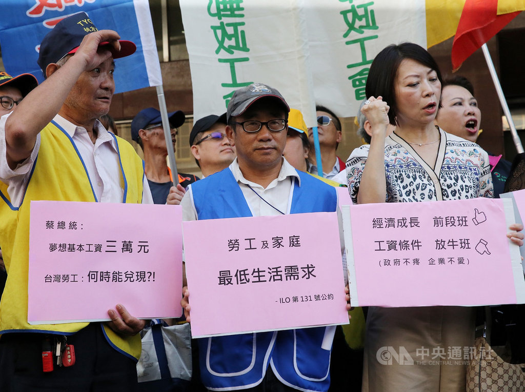 勞動部14日召開基本工資審議委員會第34次會議,全國產業總工會在場外舉行基本工資調漲記者會,提出訴求。中央社記者郭日曉攝 108年8月14日